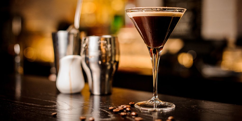 espresso cocktail drink white foam coffee bean bar inventory Come preparare un Espresso Martini impeccabile? - COFF-E