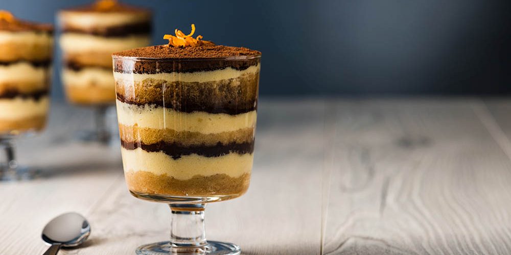 Tiramisu dessert Pandoro farcito mascarpone e caffè e servito in bicchiere - COFF-E