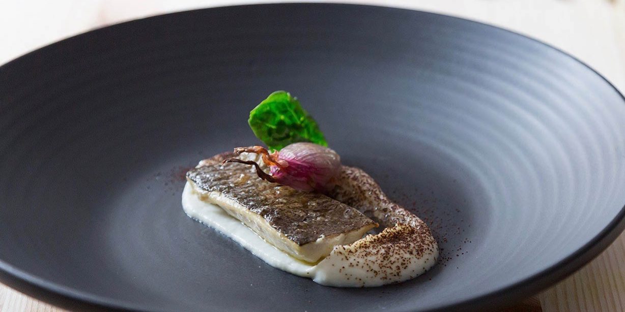 Trota su morbido di cavolfiore al caffè