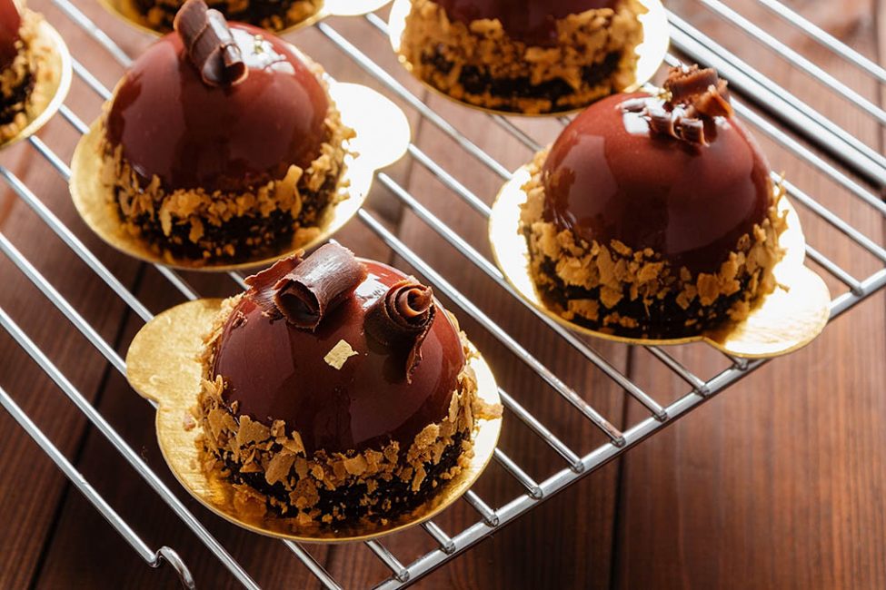 Mezza sfera di bavarese al caffè con ripieno