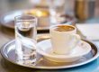 acqua prima del caffè